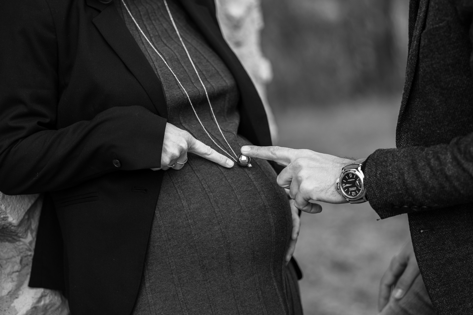 Rêveuse d'étincelles - Tatiana MAURINES - Photographe et biographe sur Écully, Lyon et la région Rhône-Alpes. Photographe à écully, cette image est issue d'une séance grossesse. Les futurs parents touchent du bout des doigts un bola de grossesse posé sur le ventre arrondi.