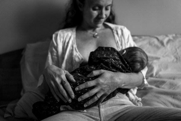 Rêveuse d'étincelles - Tatiana MAURINES - Photographe et conteuse sur Écully, Lyon et la région Rhône-Alpes. Photo d'une maman allaitant son bébé dans son lit