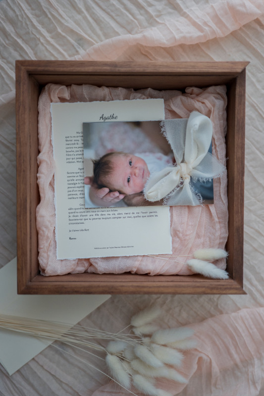 Rêveuse d'étincelles - Tatiana MAURINES - Photographe et conteuse sur Écully, Lyon et la région Rhône-Alpes. Photographe de grossesse à Lyon, je réalise aussi l'écriture d'une lettre de naissance pour votre enfant. Coffret de naissance avec tirages photo et lettre.