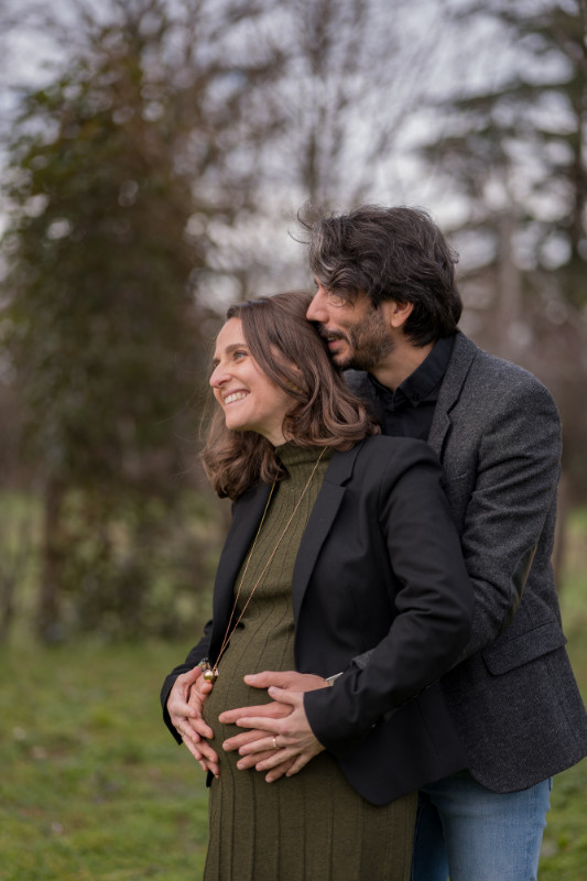 Rêveuse d'étincelles - Tatiana MAURINES - Photographe et rédactrice sur Écully, Lyon et la région Rhône-Alpes. Photographe de grossesse à Lyon, cette séance a été réalisée en extérieur. Un couple observe au loin, leurs mains posées sur le ventre de la femme enceinte.