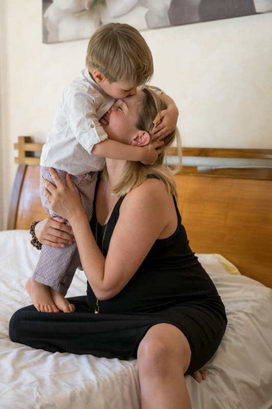 Rêveuse d'étincelles - Tatiana MAURINES - Photographe et rédactrice sur Écully, Lyon et la région Rhône-Alpes. Photographe de grossesse à Lyon, cette séance a été réalisée à domicile. Une maman enceinte joue avec son premier enfant sur le lit.