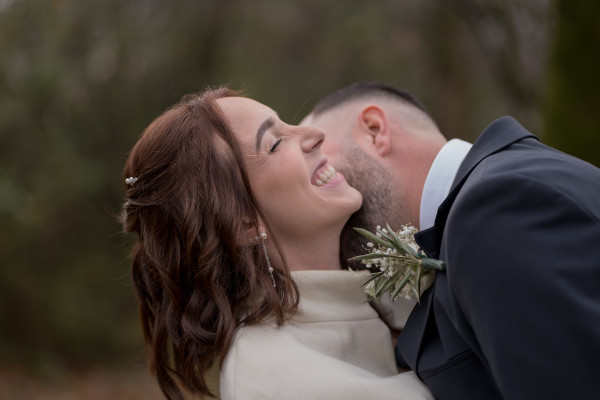 Rêveuse d'étincelles - Tatiana MAURINES - Photographe et conteuse sur Écully, Lyon et la région Rhône-Alpes. Photo de mariés s'embrassant