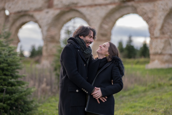 Rêveuse d'étincelles - Tatiana MAURINES - Photographe et rédactrice sur Écully, Lyon et la région Rhône-Alpes. Photographe de grossesse à Lyon. Photographie d'un couple riant devant les acqueducs
