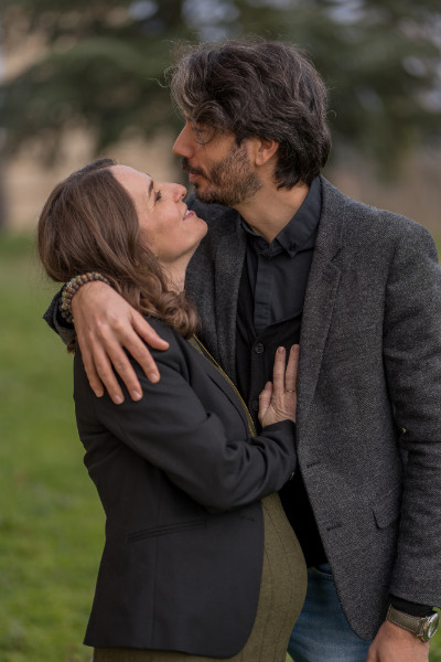 Rêveuse d'étincelles - Tatiana MAURINES - Photographe et rédactrice sur Écully, Lyon et la région Rhône-Alpes. Photographe de grossesse à Lyon. Photographie d'une femme enceinte regardant amoureusement son conjoint