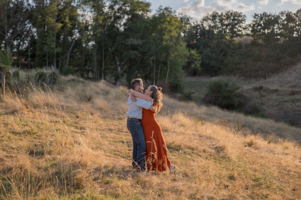 Rêveuse d'étincelles - Tatiana MAURINES - Photographe et rédactrice sur Écully, Lyon et la région Rhône-Alpes. Photographe de grossesse à Lyon. Photographie d'un couple se regardant dans un champ