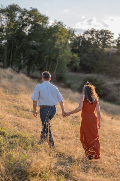 Rêveuse d'étincelles - Tatiana MAURINES - Photographe et rédactrice sur Écully, Lyon et la région Rhône-Alpes. Photographe de grossesse à Lyon. Photographie d'un couple marchant main dans la main dans un champ