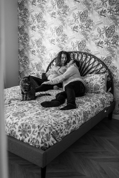 Rêveuse d'étincelles - Tatiana MAURINES - Photographe et rédactrice sur Écully, Lyon et la région Rhône-Alpes. Photographe de grossesse à Lyon. Photographie d'un couple et leur chat dans une chambre