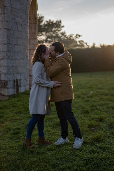 Rêveuse d'étincelles - Tatiana MAURINES - Photographe et rédactrice sur Écully, Lyon et la région Rhône-Alpes. Photographe de grossesse à Lyon. Photographie d'un couple qui s'embrasse