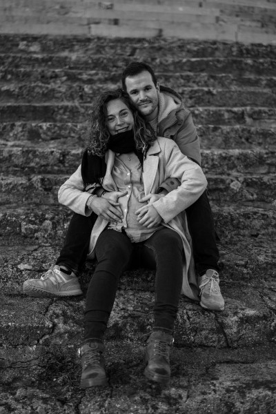 Rêveuse d'étincelles - Tatiana MAURINES - Photographe et rédactrice sur Écully, Lyon et la région Rhône-Alpes. Photographe de grossesse à Lyon. Photographie d'un couple assis sur des marches en pierre