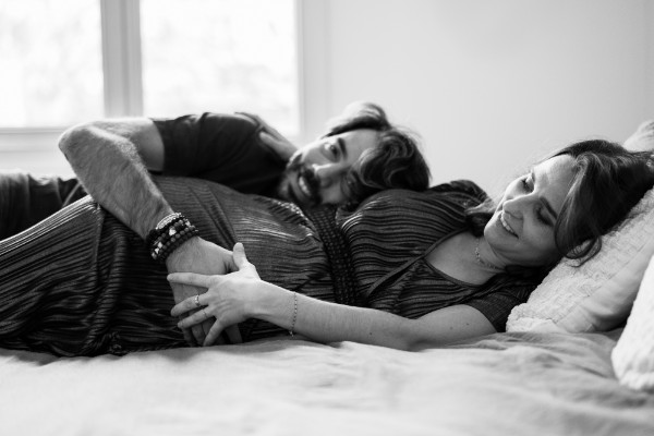 Rêveuse d'étincelles - Tatiana MAURINES - Photographe et rédactrice sur Écully, Lyon et la région Rhône-Alpes. Photographe de grossesse à Lyon. Photographie d'un couple allongé sur un lit