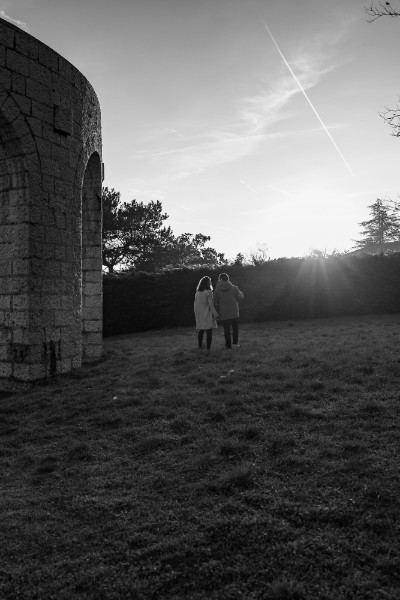 Rêveuse d'étincelles - Tatiana MAURINES - Photographe et rédactrice sur Écully, Lyon et la région Rhône-Alpes. Photographe de grossesse à Lyon. Photographie d'un couple marchant au soleil couchant