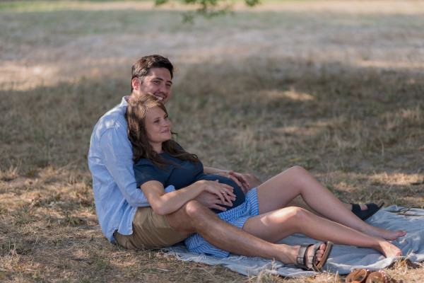 Rêveuse d'étincelles - Tatiana MAURINES - Photographe et rédactrice sur Écully, Lyon et la région Rhône-Alpes. Photographe de grossesse à Lyon. Photographie d'un couple dans un parc, elle est enceinte.