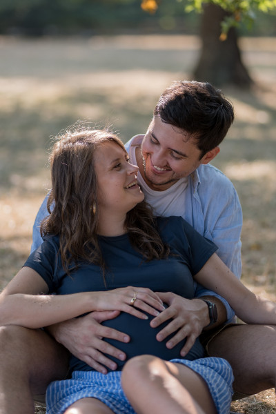 Rêveuse d'étincelles - Tatiana MAURINES - Photographe et rédactrice sur Écully, Lyon et la région Rhône-Alpes. Photographe de grossesse à Lyon. Photographie d'un couple qui se regarde en riant