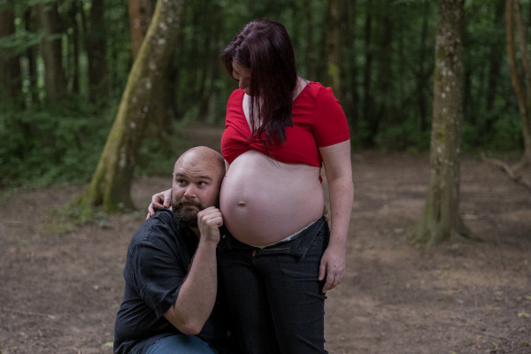 Rêveuse d'étincelles - Tatiana MAURINES - Photographe et rédactrice sur Écully, Lyon et la région Rhône-Alpes. Photographe de grossesse à Lyon. Photographie d'une femme enceinte et son conjoint fait toc toc sur le ventre