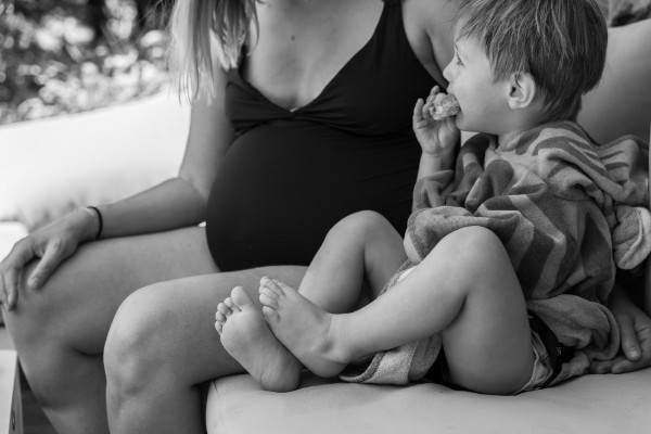Rêveuse d'étincelles - Tatiana MAURINES - Photographe et rédactrice sur Écully, Lyon et la région Rhône-Alpes. Photographe de grossesse à Lyon. Photographie d'une mère et son fils en train de prendre un goûter