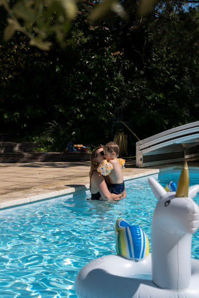 Rêveuse d'étincelles - Tatiana MAURINES - Photographe et rédactrice sur Écully, Lyon et la région Rhône-Alpes. Photographe de grossesse à Lyon. Photographie d'une maman et son enfant dans la piscine