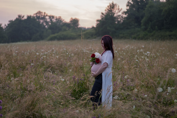 Rêveuse d'étincelles - Tatiana MAURINES - Photographe et rédactrice sur Écully, Lyon et la région Rhône-Alpes. Photographe de grossesse à Lyon. Photographie d'une femme enceinte dans un champ
