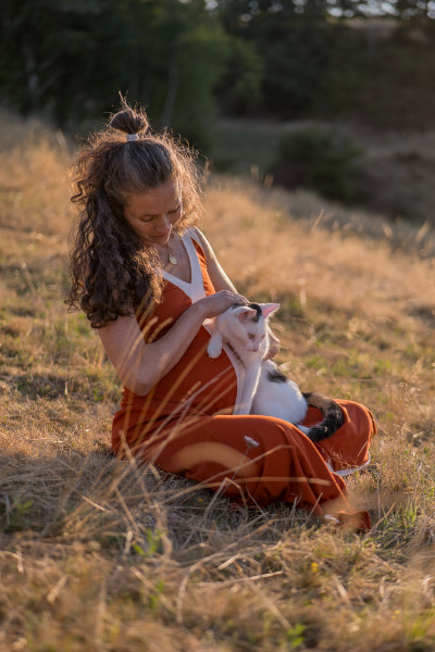 Rêveuse d'étincelles - Tatiana MAURINES - Photographe et rédactrice sur Écully, Lyon et la région Rhône-Alpes. Photographe de grossesse à Lyon. Photographie d'une femme enceinte caressant un chat sur son ventre
