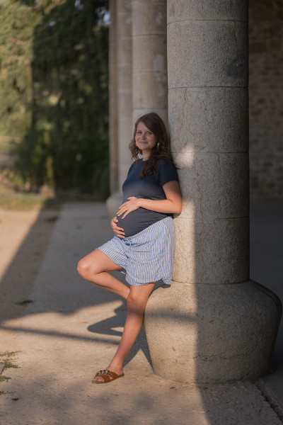 Rêveuse d'étincelles - Tatiana MAURINES - Photographe et rédactrice sur Écully, Lyon et la région Rhône-Alpes. Photographe de grossesse à Lyon. Photographie d'une femme enceinte adossée à une colonne
