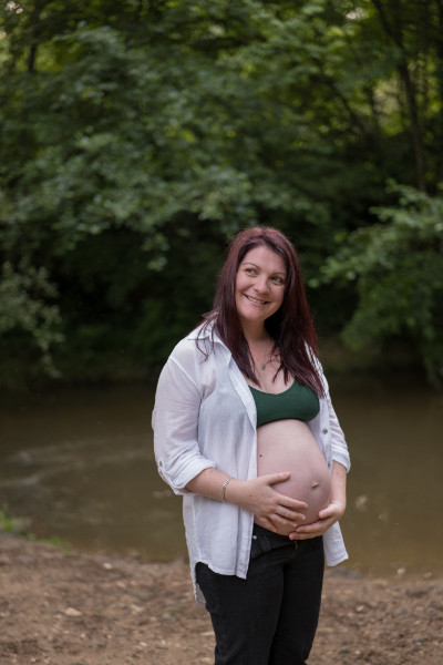 Rêveuse d'étincelles - Tatiana MAURINES - Photographe et rédactrice sur Écully, Lyon et la région Rhône-Alpes. Photographe de grossesse à Lyon. Photographie d'une femme enceinte devant une rivière