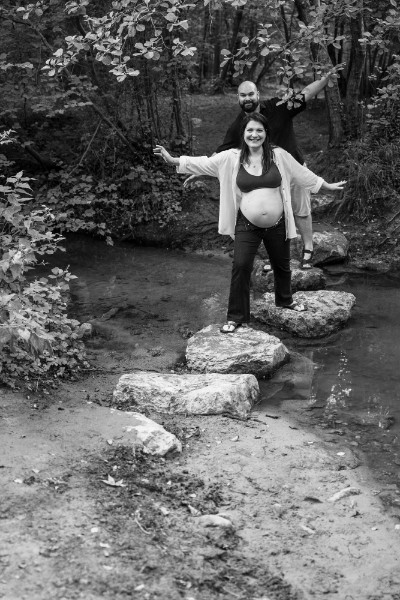 Rêveuse d'étincelles - Tatiana MAURINES - Photographe et rédactrice sur Écully, Lyon et la région Rhône-Alpes. Photographe de grossesse à Lyon. Photographie d'un couple sautant de pierre en pierre sur une rivière