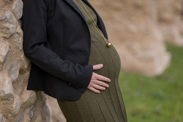 Rêveuse d'étincelles - Tatiana MAURINES - Photographe et rédactrice sur Écully, Lyon et la région Rhône-Alpes. Photographe de grossesse à Lyon. Photographie du ventre d'une femme enceinte adossée à un mur