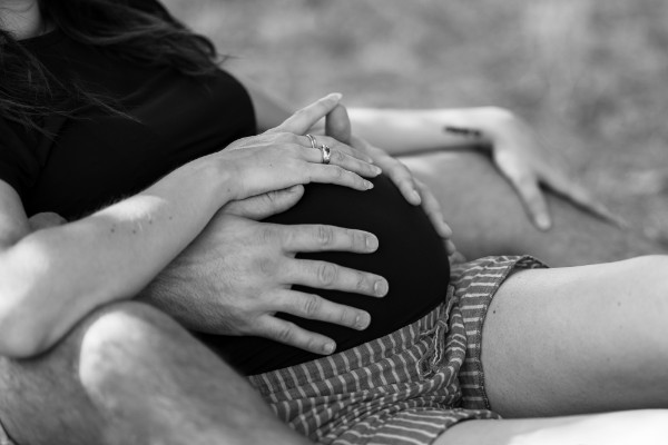 Rêveuse d'étincelles - Tatiana MAURINES - Photographe et rédactrice sur Écully, Lyon et la région Rhône-Alpes. Photographe de grossesse à Lyon. Photographie du ventre d'une femme enceinte et des mains posées dessus