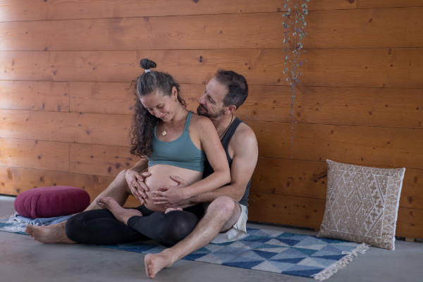 Rêveuse d'étincelles - Tatiana MAURINES - Photographe et rédactrice sur Écully, Lyon et la région Rhône-Alpes. Photographe de grossesse à Lyon. Photographie d'un couple dans une salle de yoga