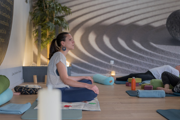 Rêveuse d'étincelles - Tatiana MAURINES - Photographe et conteuse sur Écully, Lyon et la région Rhône-Alpes. Photo d'un cours de yoga