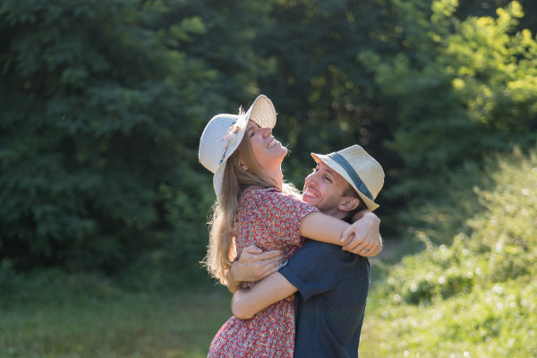 Rêveuse d'étincelles - Tatiana MAURINES - Photographe et biographe sur Écully, Lyon et la région Rhône-Alpes. Photographe à écully, image d'un couple riant en forêt