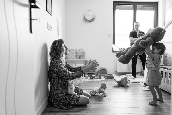 Rêveuse d'étincelles - Tatiana MAURINES - Photographe et rédactrice sur Écully, Lyon et la région Rhône-Alpes. Séance photo de famille à Lyon. Une maman et sa fille se jette une peluche dans une chambre