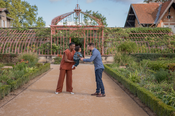 Rêveuse d'étincelles - Tatiana MAURINES - Photographe et rédactrice sur Écully, Lyon et la région Rhône-Alpes. Séance photo de famille à Lyon. Deux parents lancent leur garçon dans les airs pour le faire rire.