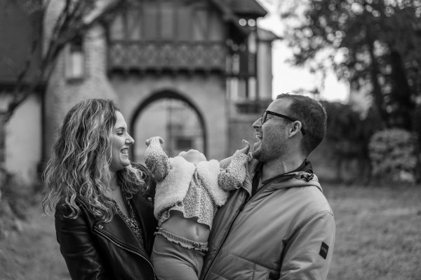 Rêveuse d'étincelles - Tatiana MAURINES - Photographe et rédactrice sur Écully, Lyon et la région Rhône-Alpes. Séance photo de famille à Lyon pendant une sortie en extérieur. Des parents rient devant les blagues de leur fille.