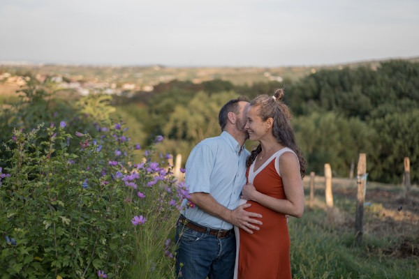 Rêveuse d'étincelles - Tatiana MAURINES - Photographe et biographe sur Écully, Lyon et la région Rhône-Alpes. Photographe à écully. Extrait d'une séance grossesse en extérieur, à la campagne. Un couple se chuchote des secrets.