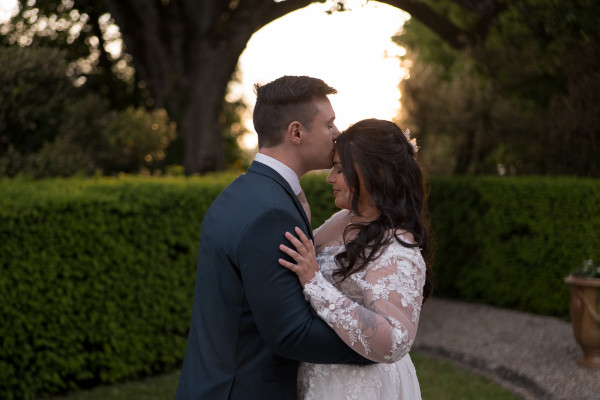 Rêveuse d'étincelles - Tatiana MAURINES - Photographe et biographe sur Écully, Lyon et la région Rhône-Alpes. Photographe à écully, image d'un couple de mariés au coucher de soleil