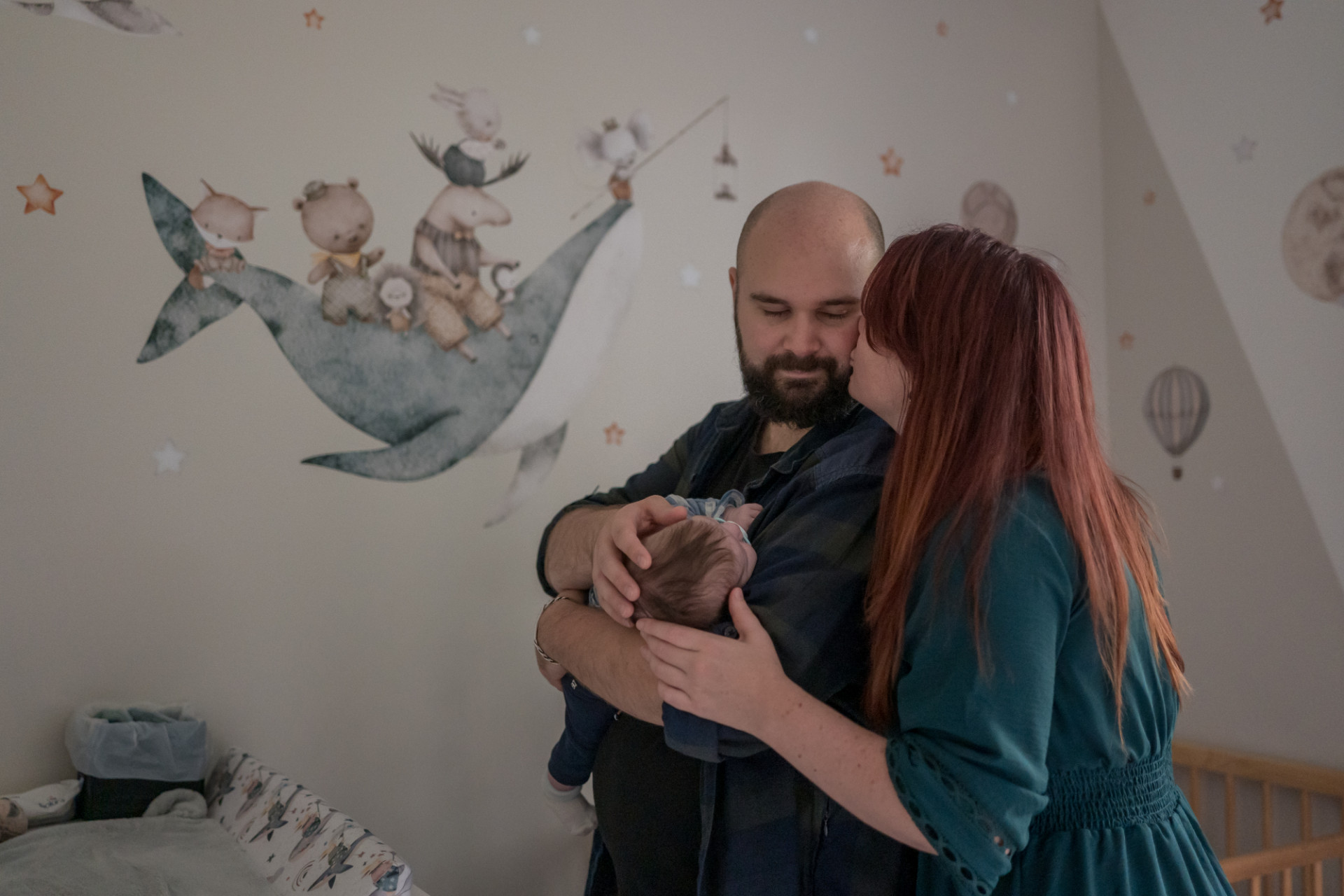 Rêveuse d'étincelles - Tatiana MAURINES - Photographe et biographe sur Écully, Lyon et la région Rhône-Alpes. Photographe à écully. Extrait d'une séance nouveau-né à domicile. Un couple tient leur bébé dans les bras.