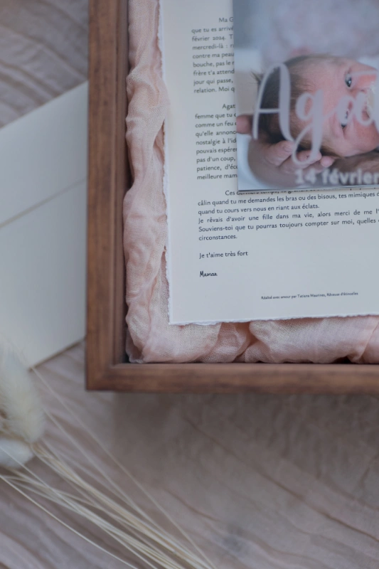 Rêveuse d'étincelles - Tatiana MAURINES - Message de naissance pour bébé. Photo du coffret contenant la lettre et les tirages avec le détail du papier.