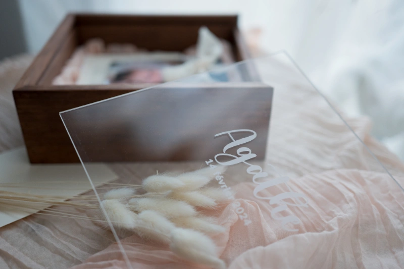 Rêveuse d'étincelles - Tatiana MAURINES - Message de naissance pour bébé. Photo du coffret et du couvercle gravé avec le prénom.