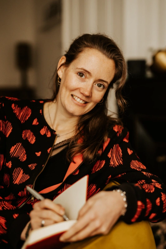 Rêveuse d'étincelles - Tatiana MAURINES - Message de naissance pour bébé. Photo de la prestataire écrivant sur son carnet.