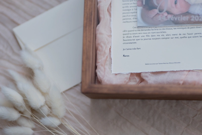 Rêveuse d'étincelles - Tatiana MAURINES - Message de naissance pour bébé. Photo du coffret contenant la lettre et les tirages.