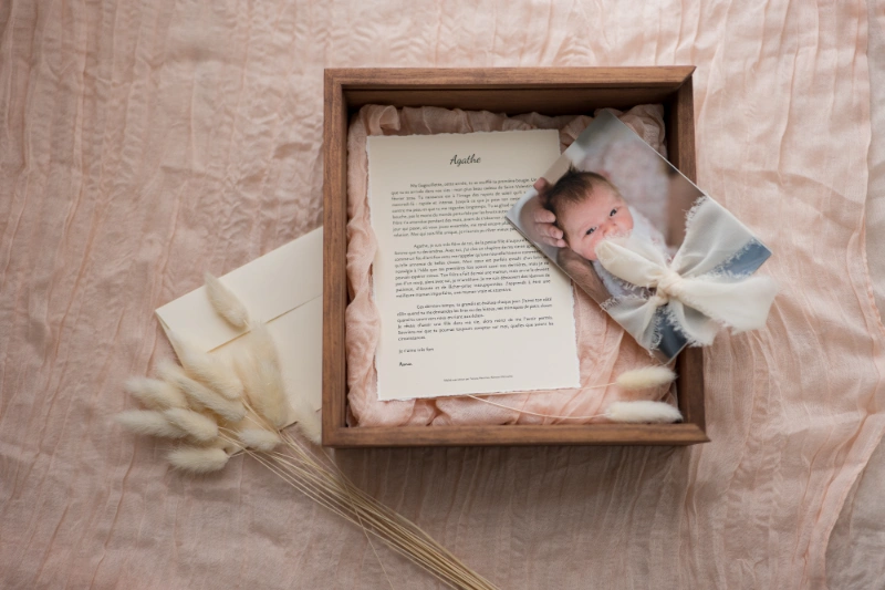 Rêveuse d'étincelles - Tatiana MAURINES - Message de naissance pour bébé. Photo du coffret contenant la lettre et les tirages.