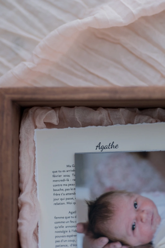 Rêveuse d'étincelles - Tatiana MAURINES - Message de naissance pour bébé. Photo du coffret contenant la lettre et les tirages avec le détail du papier.