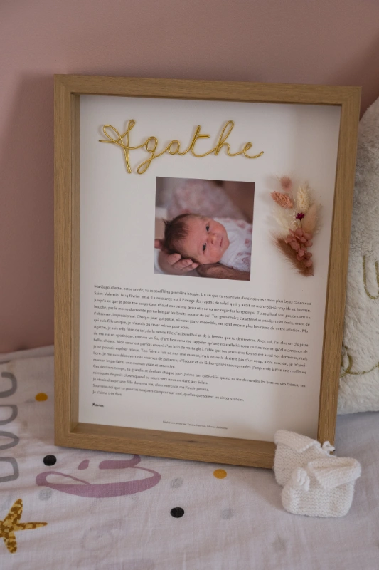 Rêveuse d'étincelles - Tatiana MAURINES - Message de naissance pour bébé. Photo du tableau lettre posé sur un lit.
