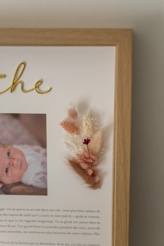 Rêveuse d'étincelles - Tatiana MAURINES - Message de naissance pour bébé. Photo de détail des fleurs séchées décorant le tableau.