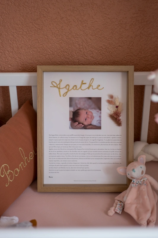 Rêveuse d'étincelles - Tatiana MAURINES - Message de naissance pour bébé. Photo du tableau contenant la lettre et décorant une chambre.