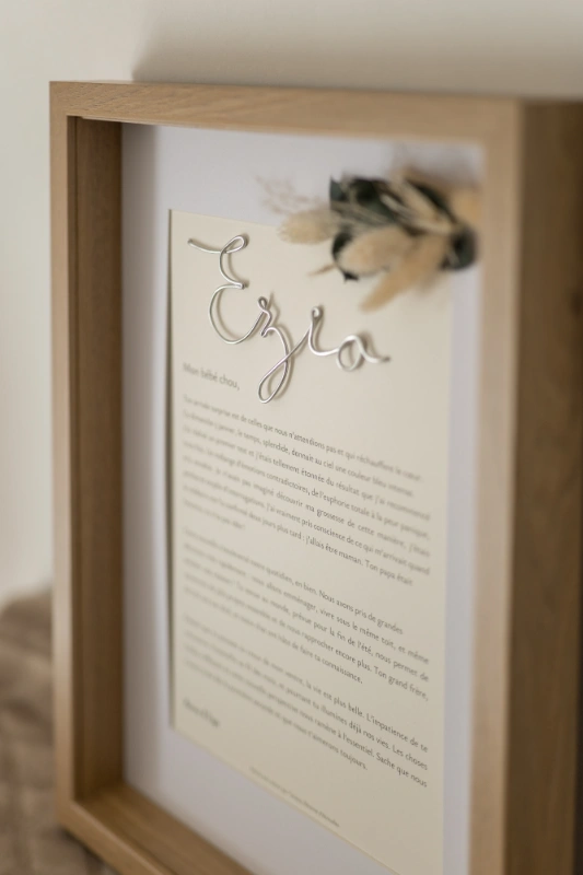Rêveuse d'étincelles - Tatiana MAURINES - Message de naissance pour bébé. Photo du tableau lettre et du détail du prénom en fil de métal.