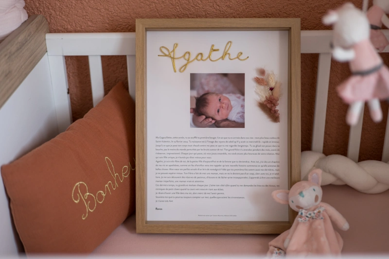 Rêveuse d'étincelles - Tatiana MAURINES - Message de naissance pour bébé. Photo du tableau contenant la lettre décorant la chambre.