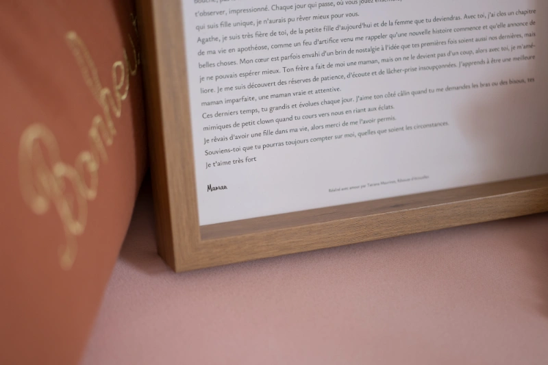 Rêveuse d'étincelles - Tatiana MAURINES - Message de naissance pour bébé. Photo du tableau contenant la lettre avec la signature.