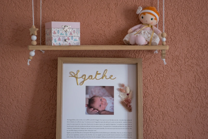 Rêveuse d'étincelles - Tatiana MAURINES - Message de naissance pour bébé. Photo du tableau dans la chambre de l'enfant.
